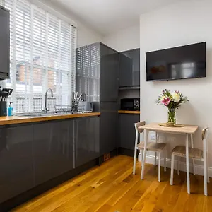 Contemporary Ground Floor - Town Centre With Parking! Apartment Cheltenham