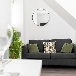 Amazing House With Location Tv Downstairs And In Bedroom Super Fast Wifi And Crisp White Linen Hosted By Our Short Apartment Darlington (Durham)